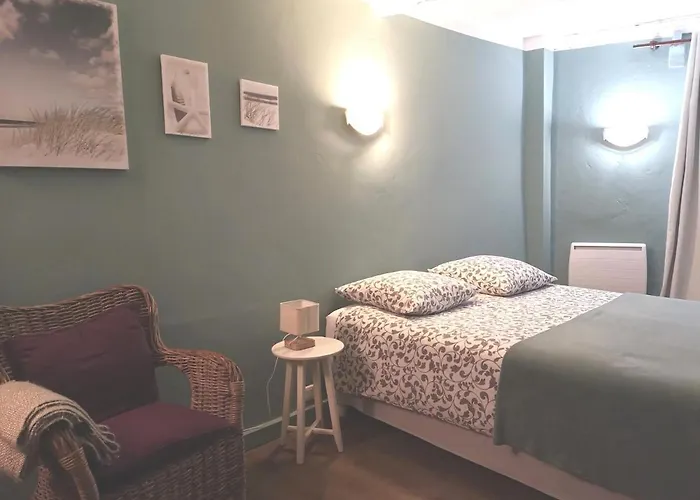 2 Bedrooms 2 Bathrooms In Old *