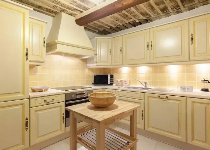 2 Bedrooms 2 Bathrooms In Old 아파트 *