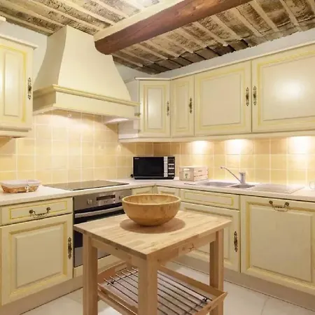 2 Bedrooms 2 Bathrooms In Old Daire *