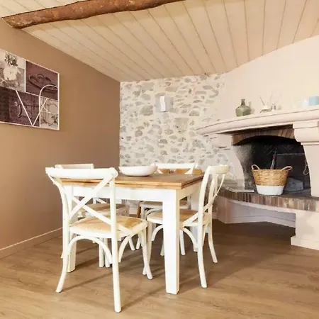 2 Bedrooms 2 Bathrooms In Old Daire