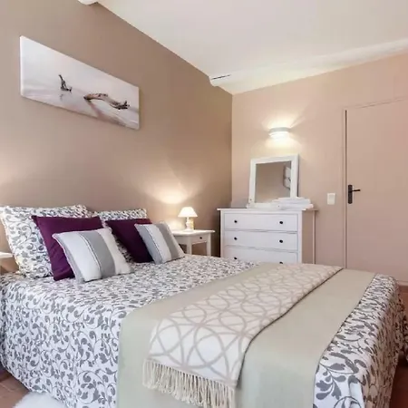 2 Bedrooms 2 Bathrooms In Old Daire *